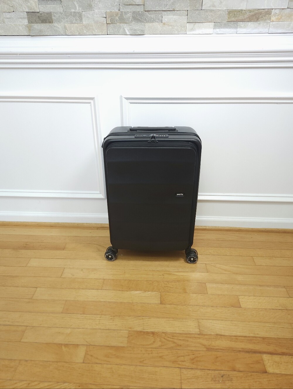 4MYTU Tank Lite Carry-On Black Expandable Rolling Luggage